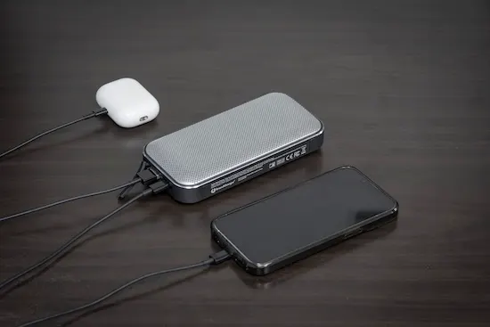 Batterie externe et smartphone