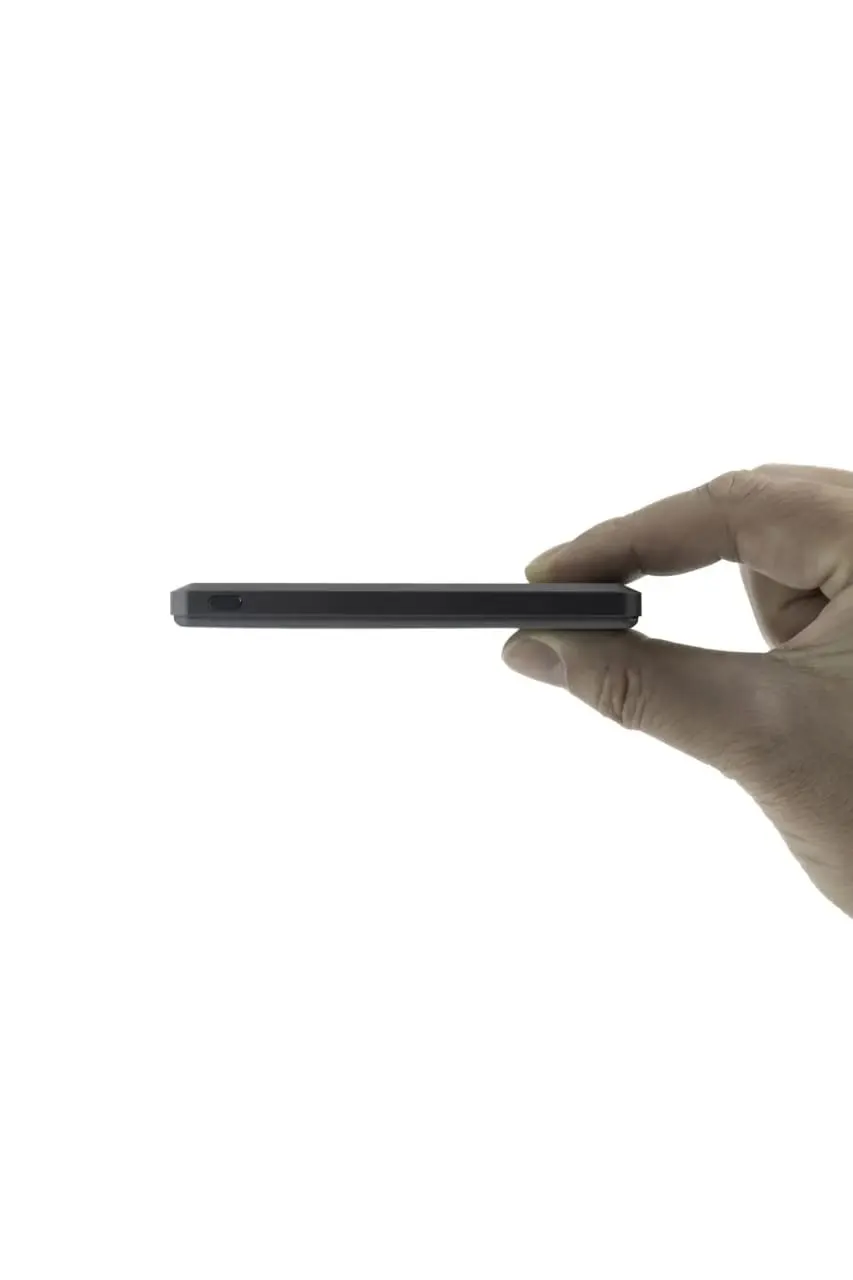 Batterie externe format carte en main