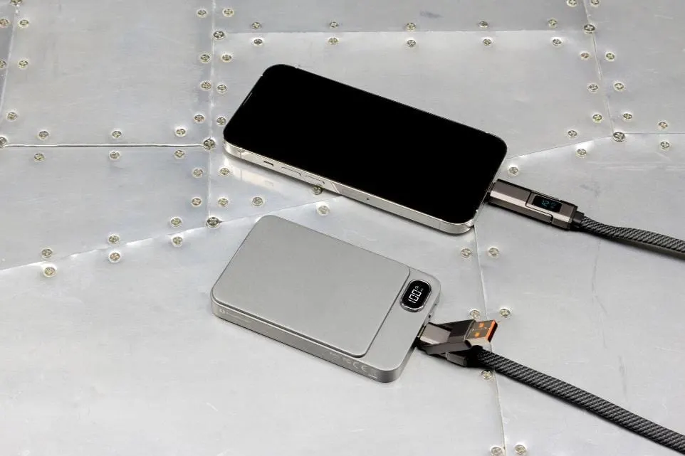 Batterie externe et smartphone en charge