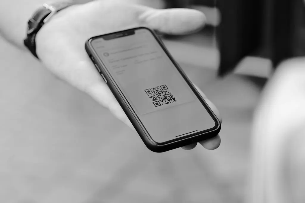 Code QR présenté sur un téléphone tenu à plat