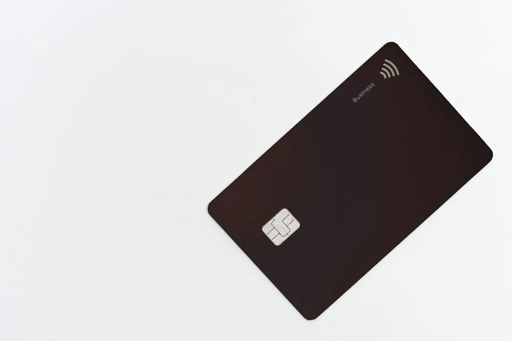 Carte professionnelle noire équipée d'une puce et du symbole sans contact